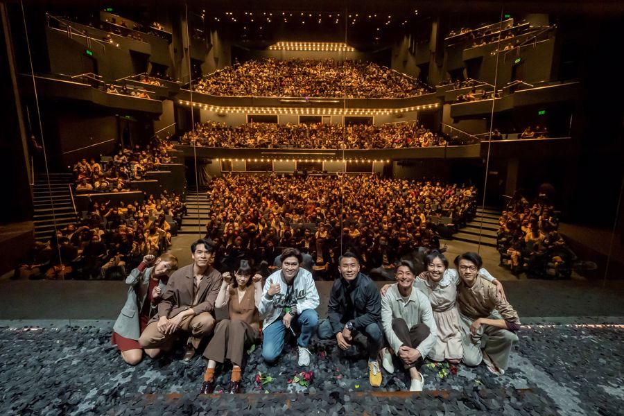 The main casts (1st from the left) Birdy Wong, (2nd from the left) Leung Chung-hang, (3rd from the left) Fish Liew, (3rd from the right) Endy Chow, (2nd from the right) Grace Wu, (1st form the right) Peter Chan together with the Playwright (4th from the left) Sunny Chan and the Director (4th from the right) Tony Wong taking a group photo with all the audience on 24 February 2023.